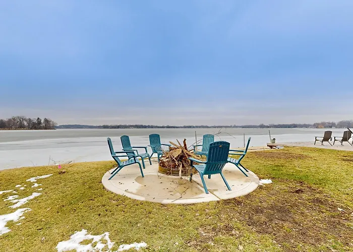Waterfront Fun! Group Getaway On Marie Holiday home Antioch