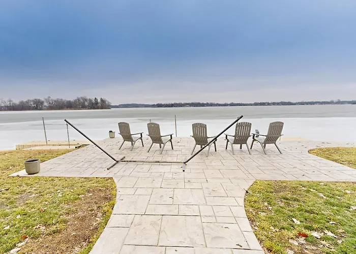 Waterfront Fun! Group Getaway On Marie Antioch