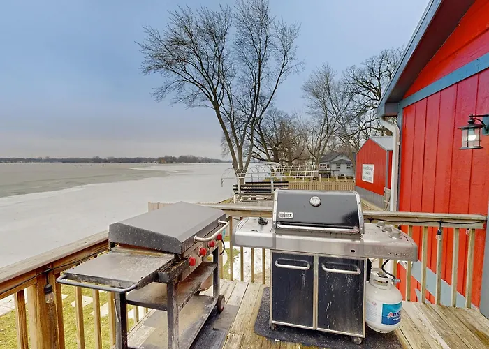 Waterfront Fun! Group Getaway On Marie Holiday home *