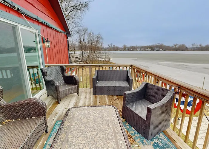 Waterfront Fun! Group Getaway On Marie Holiday home *