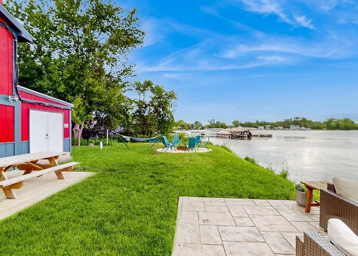 Waterfront Fun! Group Getaway On Marie Holiday home